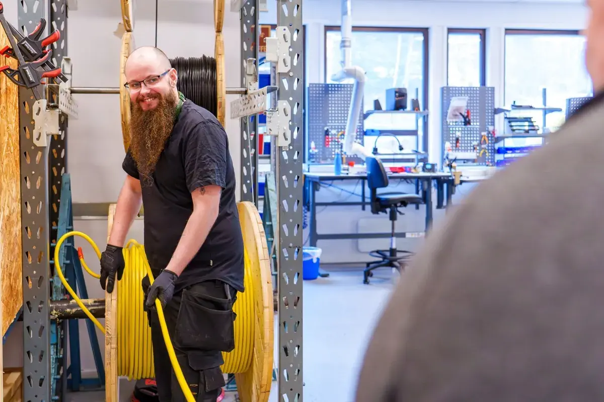 Lars trekker geoteknisk kabel fra trommel i produksjonen på Østerås